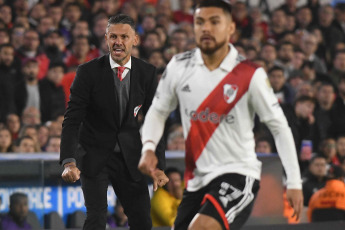 Buenos Aires, Argentina.- En las fotos tomadas el 19 de abril del 2023, River Plate enfrentó a Sporting Cristal en un partido por la segunda fecha del grupo D de la Copa Libertadores, en el estadio Monumental, en Buenos Aires, ante más de 80.000 espectadores. El argentino River Plate le ganó al peruano Sporting Cristal 4-2, por lo que suma tres puntos, pese a jugar buena parte del encuentro con diez jugadores por la expulsión del defensor Enzo Díaz (38).