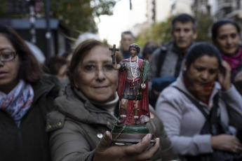 Buenos Aires, Argentina.- En las fotos tomadas el 19 de abril del 2023, miles de peregrinos se acercaron con estampitas, llaves y velas al santuario de San Expedito en la parroquia Nuestra Señora de Balvanera, en Once, que como cada 19 de abril deja sus puertas abiertas las 24 horas para el ingreso de los fieles del santo patrono de las causas justas y urgentes.