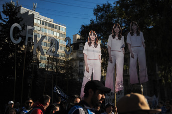 Buenos Aires, Argentina.- En las fotos tomadas el 13 de abril del 2023, diversas organizaciones políticas y gremiales argentinas marcharon en la capital para denunciar la proscripción y la persecución judicial a la vicepresidenta Cristina Fernández de Kirchner. La manifestación se realizó en la Plaza Lavalle frente al Palacio de Justicia, sede de la Corte Suprema, donde se buscó revertir la decisión de la vicepresidenta de no presentarse como candidata a las próximas elecciones presidenciales, luego del fallo del Tribunal Oral Federal 2.