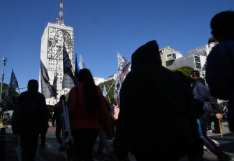 Buenos Aires, Argentina.- En las fotos tomadas el 20 de abril del 2023, organizaciones sociales de izquierda agrupadas en la Unidad Piquetera (UP) marcharon a la sede del Ministerio de Desarrollo Social, en pleno centro porteño, luego del acampe que realizaron en Plaza de Mayo "contra el ajuste, el hambre y el FMI" y en reclamo por la "creación de trabajo genuino" para los desocupados.