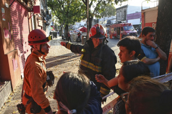 Buenos Aires, Argentina.- In the photos taken on April 26, 2023, the City Police, Fire Department and SAME resumed search tasks after the collapse of a two-story PH-type house, which collapsed this Tuesday ( 25) in the Buenos Aires neighborhood of Floresta and claimed the lives of a 19-year-old man and a 12-year-old girl. Although at first there was talk of three missing people, the Buenos Aires Ministry of Security confirmed that only one 71-year-old woman is missing.