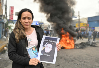 Buenos Aires, Argentina.- En las fotos tomadas el 3 de abril del 2023, colectiveros del Gran Buenos Aires realizan cortes de ruta y avenidas en reclamo de seguridad tras el crimen del chofer Daniel Barrientos durante un asalto cometido en la localidad bonaerense de Virrey del Pino, partido de La Matanza. Durante la protesta, el ministro Sergio Berni fue agredido y debió ser evacuado por la policía.