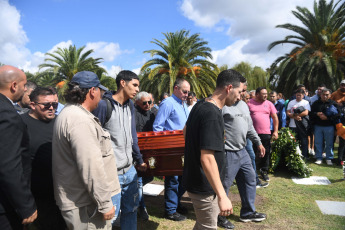 Buenos Aires, Argentina.- En las fotos tomadas el 4 de marzo del 2023, durante una ceremonia religiosa para despedir al chofer Daniel Barrientos, asesinado de un disparo en el pecho durante un asalto a bordo del colectivo de la línea 620 que conducía por la localidad bonaerense de Virrey del Pino, partido de La Matanza.