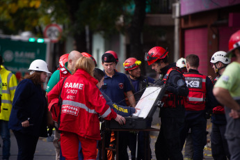 Buenos Aires, Argentina.- En las fotos tomadas el 26 de abril del 2023, la Policía de la Ciudad, Bomberos y el SAME reanudaron las tareas de búsqueda tras el derrumbe de una vivienda tipo PH de dos pisos, que se desplomó este martes (25) en el barrio porteño de Floresta y se cobró la vida de un hombre de 19 años y una niña de 12 años. Aunque al principio se habló de tres personas desaparecidas, el Ministerio de Seguridad porteño confirmó que solo está desaparecida una mujer de 71 años.