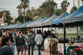 San Juan, Argentina.- En las fotos tomadas el 24 de abril del 2023, las personas compran sus alimentos en una feria de productores locales en San Juan, Argentina. El peso argentino se debilitó hasta un 4,2 % en el mercado cambiario paralelo, la mayor caída de este año, luego de que la inflación aumentara en marzo. En este sentido, los precios al consumidor han subido un 104,3 % en el último año.