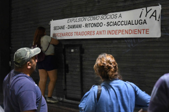 Buenos Aires, Argentina.- In the photos taken on April 11, 2023, after the resignation of Fabian Doman, the members of Independiente protested in front of the club headquarters. The crisis in Independiente was accentuated by the news that Doman presented his resignation from the position of president through a statement that he released on his social networks.