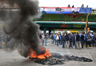 Buenos Aires, Argentina.- En las fotos tomadas el 3 de abril del 2023, colectiveros del Gran Buenos Aires realizan cortes de ruta y avenidas en reclamo de seguridad tras el crimen del chofer Daniel Barrientos durante un asalto cometido en la localidad bonaerense de Virrey del Pino, partido de La Matanza. Durante la protesta, el ministro Sergio Berni fue agredido y debió ser evacuado por la policía.