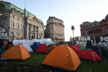 Buenos Aires, Argentina.- En las fotos tomadas el 20 de abril del 2023, organizaciones sociales de izquierda agrupadas en la Unidad Piquetera (UP) marcharon a la sede del Ministerio de Desarrollo Social, en pleno centro porteño, luego del acampe que realizaron en Plaza de Mayo "contra el ajuste, el hambre y el FMI" y en reclamo por la "creación de trabajo genuino" para los desocupados.