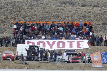 El Calafate, Argentina.- In the photos taken on April 17, 2023, Julián Santero, driving a Ford, won the fourth date of Turismo Carretera held at the El Calafate racetrack, which premiered this weekend at the race of the most popular category of Argentine motorsports. The next date of Road Tourism will take place on April 29 and 30 at the Concepción del Uruguay racetrack, in Entre Ríos.