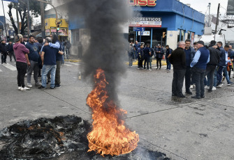 Buenos Aires, Argentina.- En las fotos tomadas el 3 de abril del 2023, colectiveros del Gran Buenos Aires realizan cortes de ruta y avenidas en reclamo de seguridad tras el crimen del chofer Daniel Barrientos durante un asalto cometido en la localidad bonaerense de Virrey del Pino, partido de La Matanza. Durante la protesta, el ministro Sergio Berni fue agredido y debió ser evacuado por la policía.