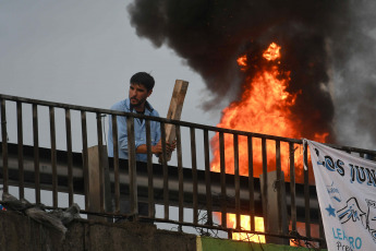 Buenos Aires, Argentina.- En las fotos tomadas el 3 de marzo del 2023, colectiveros realizaron cortes de ruta y avenidas en reclamo de seguridad tras el crimen del chofer Daniel Barrientos durante un asalto cometido en la localidad bonaerense de Virrey del Pino, partido de La Matanza. Mientras indagaban al primer detenido por el crimen del colectivero, este martes, se conoció que la Policía Bonaerense capturó en la localidad de Gregorio de Laferrere a un segundo sospechoso, según fuentes policiales.