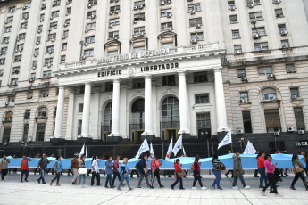 Buenos Aires, Argentina.- In the photos taken on April 17, 2023, members of different social sectors protested in front of the Ministry of Social Development, in Buenos Aires, for the arrival of General Laura Richardson, head of the US Southern Command. US, as well as against US interference in the region and the policies of the International Monetary Fund (IMF). The protesters denounce that the senior military official has shown in her speeches the "neocolonial attitude" that the White House maintains towards the region.