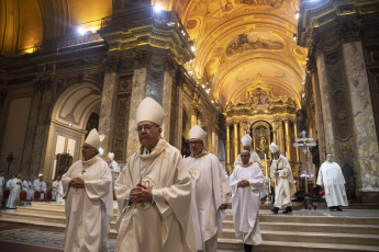 Buenos Aires, Argentina.- En las fotos tomadas el 24 de abril del 2023, el Episcopado celebró al Papa con una misa en la Catedral metropolitana e inició una semana de deliberaciones. La 122° asamblea plenaria de la Conferencia Episcopal Argentina (CEA), integrada por obispos de todo el país, comenzó este lunes una semana de deliberaciones con una misa de acción de gracias con motivo de los 10 años del pontificado de Francisco.