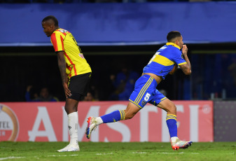 Buenos Aires, Argentina.- In the photos taken on April 18, 2023, during the match between Boca Juniors and Deportivo Pereira for date 2 of Group F of the Copa Libertadores 2023 at the Alberto J. Armando stadium, the 'Bombonera' from Buenos Aires. Boca beat Pereira's team 2-1, with goals from Luis Advíncula and Alan Varela. The Argentine club came back towards the end of the game and achieved its first victory in the Conmebol tournament.