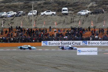 El Calafate, Argentina.- En las fotos tomadas el 17 de abril del 2023, Julián Santero, al mando de un Ford, ganó la cuarta fecha de Turismo Carretera disputada en el autódromo de El Calafate, que se estrenó este fin de semana en la carrera de la categoría más popular del automovilismo argentino. La próxima fecha del Turismo Carretera se llevará a cabo el 29 y 30 de abril en el autódromo de Concepción del Uruguay, en Entre Ríos.