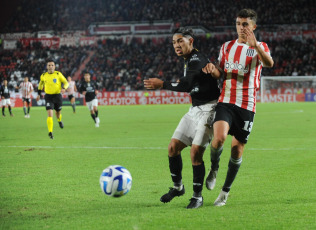 La Plata, Argentina.- In the photos taken on April 18, 2023, Estudiantes received in La Plata to Tacuary, from Paraguay, for the second date of Group C of the Copa Sudamericana. Estudiantes de La Plata triumphed 4-0 over Paraguayan Tacuary in a match that allowed him to command, along with Bragantino, Group C in this second day of the Copa Sudamericana.