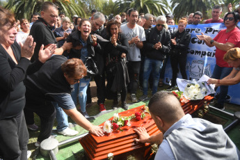 Buenos Aires, Argentina.- En las fotos tomadas el 4 de marzo del 2023, durante una ceremonia religiosa para despedir al chofer Daniel Barrientos, asesinado de un disparo en el pecho durante un asalto a bordo del colectivo de la línea 620 que conducía por la localidad bonaerense de Virrey del Pino, partido de La Matanza.