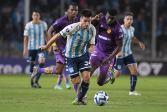 Buenos Aires, Argentina.- In the photos taken on April 20, 2023, during the match between Racing Club and Aucas from Ecuador in a match valid for the second day of the Copa Libertadores at the Presidente Perón stadium, in Avellaneda. Racing beat Aucas 3-2 and positioned itself as the sole leader of group A, which it also shares with Flamengo and Ñublense.