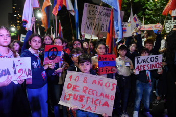 Buenos Aires, Argentina.- En las fotos tomadas el 24 de abril del 2023, unas 3.000 personas participaron de una marcha de antorchas para conmemorar el 108º aniversario del Genocidio Armenio, que partió desde la Facultad de Derecho de la UBA, en el barrio porteño de Recoleta, con consignas de justicia y reparación, organizada por la Mesa Inter Juvenil de la Comunidad Armenia de Buenos Aires (MICA). El 24 de abril, se cumplió el 108º aniversario del genocidio armenio, la masacre de millón y medio de personas, cometida entre 1915 y 1923, por el Imperio otomano, la actual Turquía.