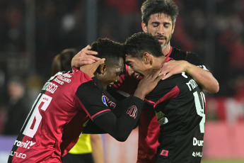 Rosario, Argentina.- En las fotos tomadas el 18 de abril del 2023, durante el encuentro entre Newell’s Old Boys y Blooming por la Copa Sudamericana 2023, en el Estadio Marcelo Bielsa. Con goles de Portillo (doblete) y Reasco, Newell’s, derrotó 3-0 a Blooming, en un partido que consagró el liderato del equipo rosarino en el seno del Grupo E.