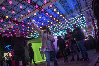 Buenos Aires, Argentina.- En las fotos tomadas el 20 de abril del 2023, muestra la feria IT Joven, que comenzó este miércoles en Tecnópolis con una amplia participación de jóvenes y autoridades que recorrieron la muestra compuesta por las principales empresas de tecnología, robótica y desarrollo de ciencia del país en conjunto con más de 20 universidades que durante cinco días buscará promover el interés sobre los últimos avances de la tecnología en jóvenes que empiezan a integrarse al mundo digital.