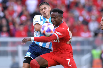 Buenos Aires, Argentina.- In the photos taken on April 16, 2023, Independiente and Racing Club play the Avellaneda classic at the Ricardo Bochini stadium, in a match valid for the twelfth day of the Professional Football League. Independiente and Racing drew 1-1, in a duel that was involved in controversy due to a penalty taken on the visit for Matías Rojas' tie at 38 minutes.