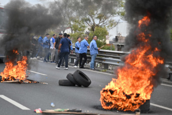 Buenos Aires, Argentina.- En las fotos tomadas el 3 de marzo del 2023, colectiveros realizaron cortes de ruta y avenidas en reclamo de seguridad tras el crimen del chofer Daniel Barrientos durante un asalto cometido en la localidad bonaerense de Virrey del Pino, partido de La Matanza. Mientras indagaban al primer detenido por el crimen del colectivero, este martes, se conoció que la Policía Bonaerense capturó en la localidad de Gregorio de Laferrere a un segundo sospechoso, según fuentes policiales.