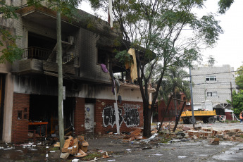 Buenos Aires, Argentina.- In the photos taken on April 25, 2023, it shows the place of the explosion in a house in the town of Santos Lugares in the province of Buenos Aires. The event left at least six injured and would have occurred as a result of a large gas leak, for which 40 families had to be evacuated within a 100-meter radius, sources from the Tres de Febrero party in Buenos Aires reported.