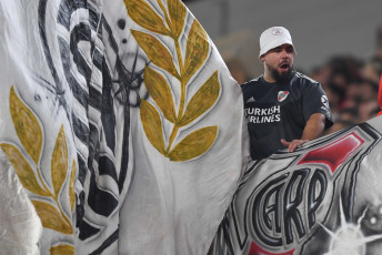 Buenos Aires, Argentina.- En las fotos tomadas el 23 de abril del 2023, durante el partido entre River Plate e Independiente en el Estadio Más Monumental por la jornada 13 de la Liga Profesional Argentina. River venció por 2-0 a Independiente como local, en un partido de la jornada 13 de la Liga Profesional Argentina. Para River los goles fueron marcados por Esequiel Barco (a los 17 minutos) y Miguel Borja (a los 80 minutos).