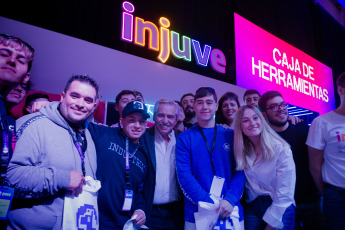 Buenos Aires, Argentina.- En las fotos tomadas el 23 de abril del 2023, durante el último día las personas visitan la Feria IT Joven en el predio de Tecnópolis, en la localidad bonaerense de Villa Martelli. Más de 120 mil jóvenes participaron del evento tecnológico más importante del año. Este domingo, -en la jornada de clausura- el presidente Alberto Fernández (centro) resaltó que "la ciencia y la tecnología nos permiten construir el futuro".