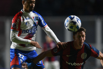 Buenos Aires, Argentina.- En las fotos tomadas el 20 de abril del 2023, durante el partido entre San Lorenzo y Fortaleza en el estadio Pedro Bidegain por la 2 fase de grupos de la Copa Sudamericana 2023. Fortaleza de Brasil derrotó por 0-2 a San Lorenzo. Los goles del portero Augusto Batalla, en contra, y Guilherme le permitieron al conjunto brasileño quedar como líder con puntuación ideal de seis unidades.