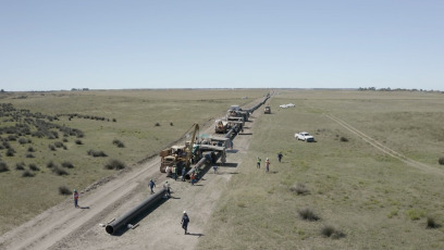 Neuquén, Argentina.- En las fotos tomadas el 17 de abril del 2023, muestra el gasoducto Vaca Muerta. A partir de mayo próximo y luego de 17 años se volverá a exportar petróleo de Neuquén a Chile. Los envíos desde Vaca Muerta serán posibles con la rehabilitación del Oleoducto Trasandino (Otasa) y por las obras de reversión de los ductos de Oleoductos del Valle (Oldelval), lo que a su vez permitirá disponer de nueva capacidad hacia el Atlántico.