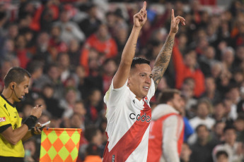 Buenos Aires, Argentina.- En las fotos tomadas el 19 de abril del 2023, River Plate enfrentó a Sporting Cristal en un partido por la segunda fecha del grupo D de la Copa Libertadores, en el estadio Monumental, en Buenos Aires, ante más de 80.000 espectadores. El argentino River Plate le ganó al peruano Sporting Cristal 4-2, por lo que suma tres puntos, pese a jugar buena parte del encuentro con diez jugadores por la expulsión del defensor Enzo Díaz (38).