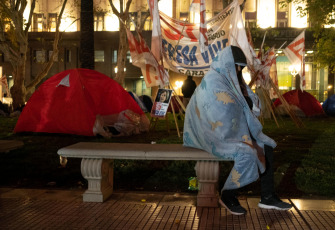 Buenos Aires, Argentina.- En las fotos tomadas el 20 de abril del 2023, organizaciones sociales de izquierda agrupadas en la Unidad Piquetera (UP) realizaron un acampe en Plaza de Mayo, frente a la Casa Rosada, "contra el ajuste, el hambre y el FMI". La protesta se enmarcó en el plan de lucha "contra el ajuste y el hambre" y apunta a mejorar la situación de quienes integran la economía popular.