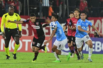 Rosario, Argentina.- En las fotos tomadas el 18 de abril del 2023, durante el encuentro entre Newell’s Old Boys y Blooming por la Copa Sudamericana 2023, en el Estadio Marcelo Bielsa. Con goles de Portillo (doblete) y Reasco, Newell’s, derrotó 3-0 a Blooming, en un partido que consagró el liderato del equipo rosarino en el seno del Grupo E.