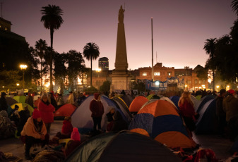 Buenos Aires, Argentina.- En las fotos tomadas el 20 de abril del 2023, organizaciones sociales de izquierda agrupadas en la Unidad Piquetera (UP) realizaron un acampe en Plaza de Mayo, frente a la Casa Rosada, "contra el ajuste, el hambre y el FMI". La protesta se enmarcó en el plan de lucha "contra el ajuste y el hambre" y apunta a mejorar la situación de quienes integran la economía popular.