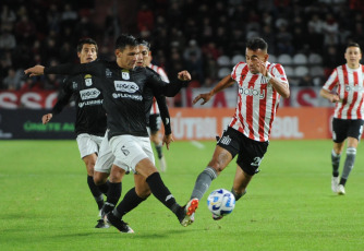 La Plata, Argentina.- In the photos taken on April 18, 2023, Estudiantes received in La Plata to Tacuary, from Paraguay, for the second date of Group C of the Copa Sudamericana. Estudiantes de La Plata triumphed 4-0 over Paraguayan Tacuary in a match that allowed him to command, along with Bragantino, Group C in this second day of the Copa Sudamericana.