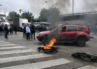 Buenos Aires, Argentina.- En las fotos tomadas el 3 de abril del 2023, colectiveros del Gran Buenos Aires realizan cortes de ruta y avenidas en reclamo de seguridad tras el crimen del chofer Daniel Barrientos durante un asalto cometido en la localidad bonaerense de Virrey del Pino, partido de La Matanza. Durante la protesta, el ministro Sergio Berni fue agredido y debió ser evacuado por la policía.