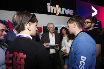 Buenos Aires, Argentina.- En las fotos tomadas el 23 de abril del 2023, durante el último día las personas visitan la Feria IT Joven en el predio de Tecnópolis, en la localidad bonaerense de Villa Martelli. Más de 120 mil jóvenes participaron del evento tecnológico más importante del año. Este domingo, -en la jornada de clausura- el presidente Alberto Fernández (centro) resaltó que "la ciencia y la tecnología nos permiten construir el futuro".