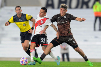 Buenos Aires, Argentina.- En las fotos tomadas el 21 de marzo del 2023, durante el partido entre River Plate y Platense en el Estadio Monumental por la jornada 17 de la Liga Profesional Argentina. River superó 2-1 a Platense y defendió su ventaja en la cima del Torneo de la Liga. Con goles de Miguel Borja y Nacho Fernandez, el equipo de Martín Demichelis quedó a cinco puntos de San Lorenzo en lo más alto de la tabla de posiciones.