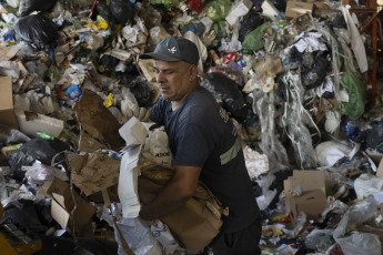 Buenos Aires, Argentina.- In photos taken on May 17, 2023, Argentines work at a recycling plant in Buenos Aires, Argentina. Plastic pollution in the world could be reduced by 80% if governments develop a series of legislative and legal "profound changes" proposed in a new report published by the United Nations Environment Program (UNEP), with headquarters in Nairobi.