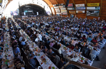 Mendoza, Argentina.- En las fotos tomadas el 5 de mayo del 2023, mendocinos y turistas participan de la Fiesta de la Ganadería en Mendoza, Argentina. Con anuncios de mejoras en las comunicaciones para el sector ganadero se inauguró la 42da. "Fiesta Nacional de la Ganadería de Zonas Áridas", el más grande evento festivo del oeste argentino que se extenderá hasta el domingo 7 de mayo, con variadas actividades socio productivas.