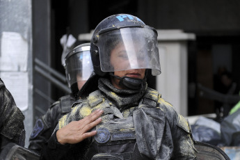 Buenos Aires, Argentina.- En las fotos tomadas el 9 de mayo del 2023, organizaciones agrupadas en Unidad Piquetera (UP) marcharon al Ministerio de Desarrollo Social en Buenos Aires, para protestar contra el "ajuste a comedores y para ser recibidos por autoridades" y no descartan pernoctar frente a esa cartera.