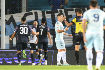 Buenos Aires, Argentina.- En las fotos tomadas el 8 de mayo del 2023, durante el encuentro entre Racing y Talleres de Córdoba en un partido por la decimoquinta fecha del torneo de la Liga Profesional de Fútbol (LPF) en el Estadio Presidente Perón. Racing cayó derrotado como local por 4 a 2 frente a Talleres, que quedó en el cuarto puesto del certamen.