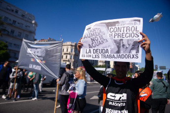 Buenos Aires, Argentina.- En las fotos tomadas el 1 de mayo del 2023, organizaciones sociales de Argentina conmemoraron este lunes el Día del Trabajador con actos y ollas populares contra los condicionamientos de un acuerdo con el Fondo Monetario Internacional (FMI) y reclamar medidas que morigeren los efectos de la inflación. Los actos del 1 de Mayo sirvieron también para expresar el rechazo a las reformas laborales que han prometido impulsar varios de los precandidatos presidenciales de la oposición de derecha.