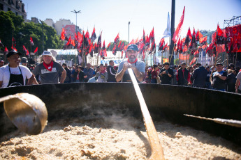 Buenos Aires, Argentina.- En las fotos tomadas el 1 de mayo del 2023, organizaciones sociales de Argentina conmemoraron este lunes el Día del Trabajador con actos y ollas populares contra los condicionamientos de un acuerdo con el Fondo Monetario Internacional (FMI) y reclamar medidas que morigeren los efectos de la inflación. Los actos del 1 de Mayo sirvieron también para expresar el rechazo a las reformas laborales que han prometido impulsar varios de los precandidatos presidenciales de la oposición de derecha.