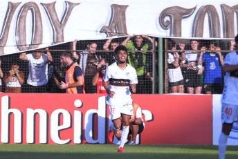 Buenos Aires, Argentina.- En las fotos tomadas el 14 de mayo del 2023, durante el partido entre Platense y Racing por la jornada 16 de la Liga Profesional Argentina en el Estadio Ciudad de Vicente López. Platense venció por 3-0 a Racing como local, con goles de Gonzalo Valdivia (a los 5 minutos), Ronaldo Martínez (a los 24 minutos) y Nicolás Servetto (a los 96 minutos). En la próxima fecha, Racing se medirá con Vélez, mientras que Platense tendrá como rival a River.