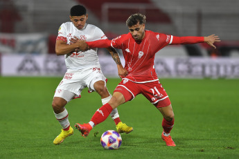 Buenos Aires, Argentina.- En las fotos tomadas el 29 de mayo del 2023, durante el partido entre Union y Huracán en un encuentro por la jornada 18 de la Liga Profesional Argentina en el Estadio Tomás Adolfo Ducó. Union venció por 1-0 a Huracán con un gol de Mauro Luna Diale, a los 22 minutos. En la próxima fecha, Huracán se medirá con Central Córdoba, mientras que Union tendrá como rival a Gimnasia.