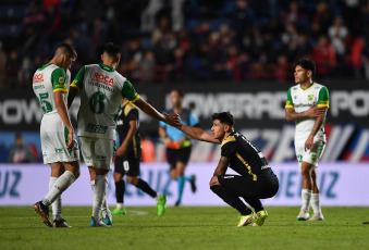 Buenos Aires, Argentina.- In the photos taken on May 8, 2023, during the match between San Lorenzo and Defensa y Justicia at the Nuevo Gasómetro Stadium on date 15 of the Professional League. San Lorenzo and Defensa y Justicia drew 0-0, a result that is of no use to either of them in the fight for the championship, given that both move away from the leader River.