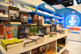 Buenos Aires, Argentina.- En las fotos tomadas el 8 de mayo del 2023, las personas visitan la Feria del Libro de Buenos Aires en La Rural. Después de un fin de semana de gran flujo de personas, continúa la Feria del Libro de Buenos Aires 2023. Quedan solo 7 días del evento cultural más importante del país, y todos están cargados de actividades con presentaciones de las últimas novedades de la industria editorial, charlas y mesas con autores, firmas de libros, talleres para infancias y lecturas de poesía.